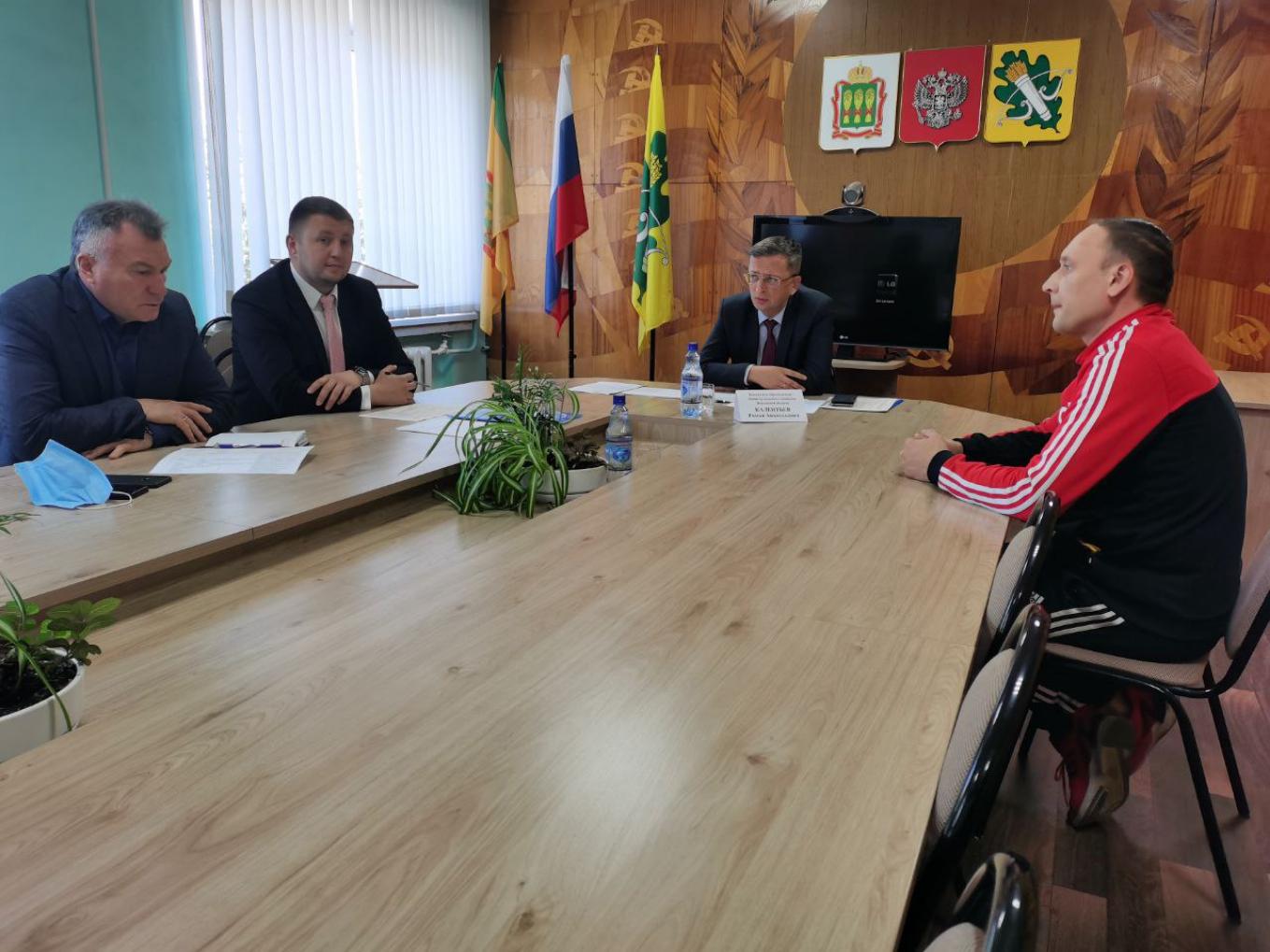 Роман Калентьев провёл личный прием граждан в Колышлейском районе