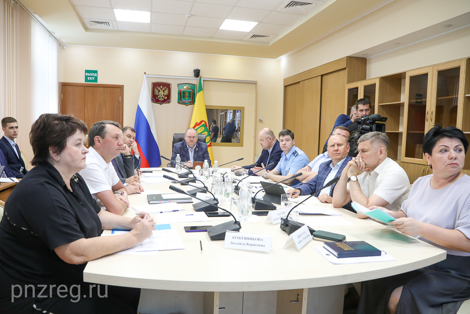 Олег Мельниченко поручил в ежедневном режиме контролировать ход уборочной кампании