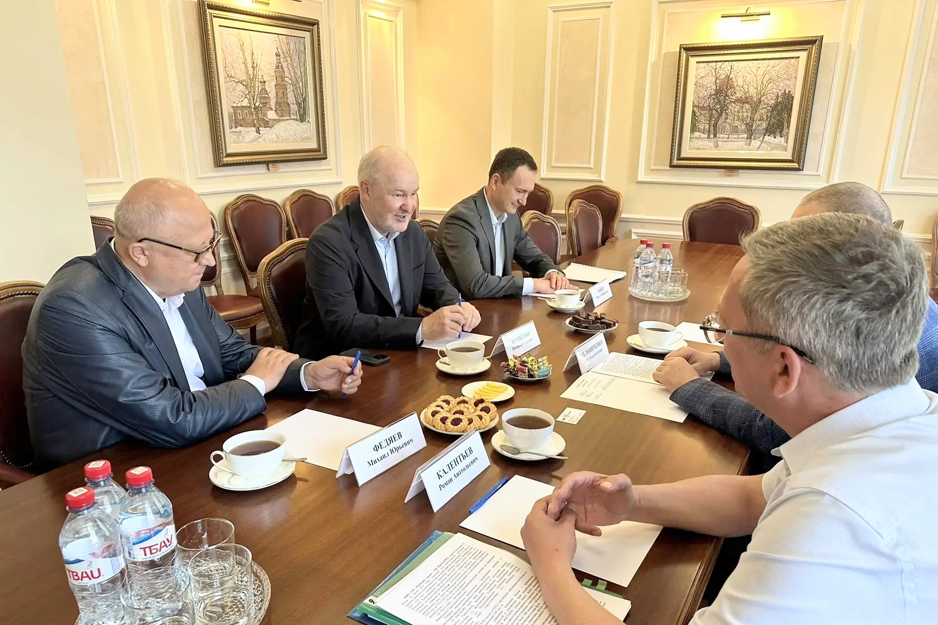 Олег Мельниченко и Роман Троценко обсудили инвестпроект по строительству животноводческого комплекса