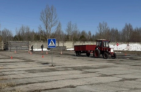Практическая часть экзамена на право управления тракторами прошла в Бессоновском районе