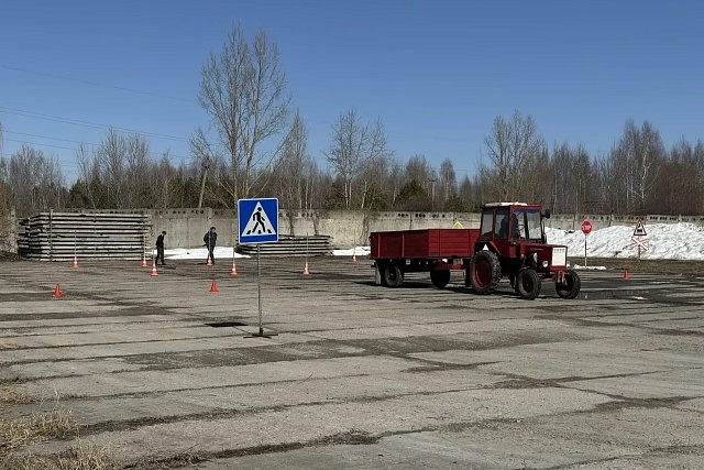 Практическая часть экзамена на право управления тракторами прошла в Бессоновском районе Практическая часть экзамена на право управления тракторами прошла в Бессоновском районе