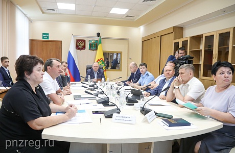 Олег Мельниченко поручил в ежедневном режиме контролировать ход уборочной кампании