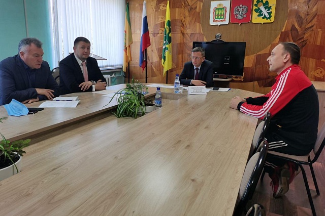 Роман Калентьев провёл личный прием граждан в Колышлейском районе