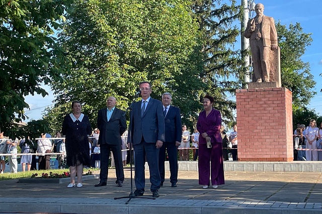 Роман Калентьев посетил выпускные вечера в Нижнеломовском районе и в Пензенском агропромышленном колледже
