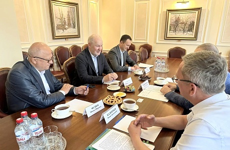 Олег Мельниченко и Роман Троценко обсудили инвестпроект по строительству животноводческого комплекса Олег Мельниченко и Роман Троценко обсудили инвестпроект по строительству животноводческого комплекса